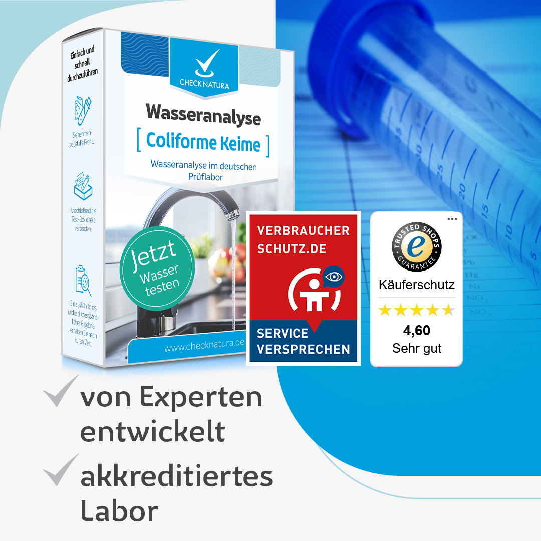 Wasseranalyse-Testkit für coliforme Keime mit Produktverpackung, Labor-Probenröhrchen im Hintergrund sowie Verbraucher- und Käuferschutzsiegeln.