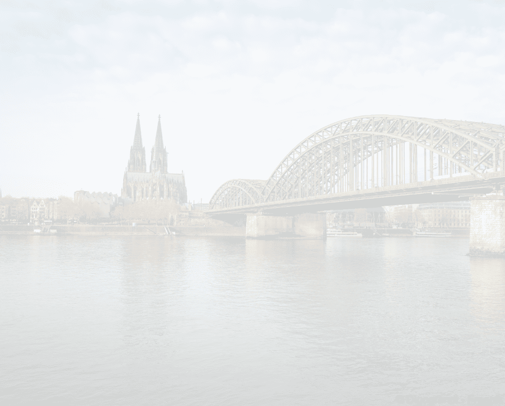 Blick vom rechtsrheinischen Rheinufer Richtung Hohenzollernbrücke und Kölner Dom