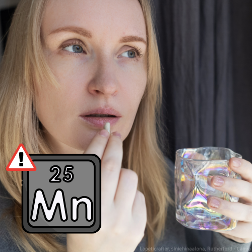 Eine kränklich wirkende junge Frau nimmt ein Nahrungsergänzungsmittel als Tablette. Daneben steht das Symbol für Mangan aus dem Periodensystem.
