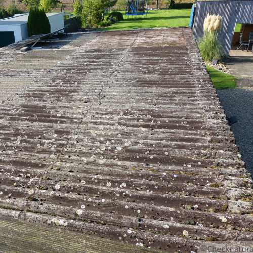 Wellplatten aus Asbestzement auf einem Schuppendach