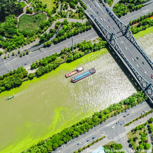 Eine Luftaufnahme von einem Fluss mit Brücke und Schiffsverkehr