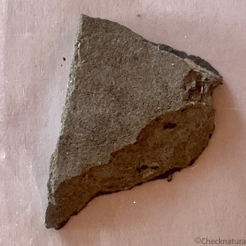 Bruchstück einer Dachplatte aus Asbestzement