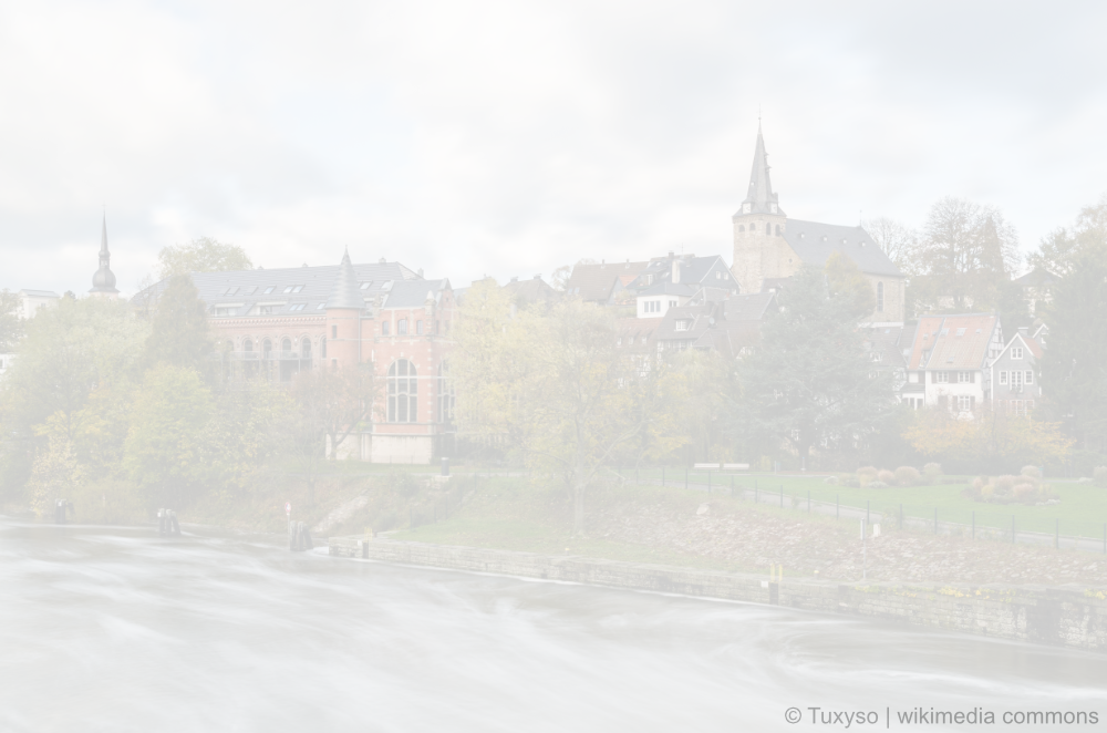 Blick auf Kettwig mit Uferpalais im Herbst
