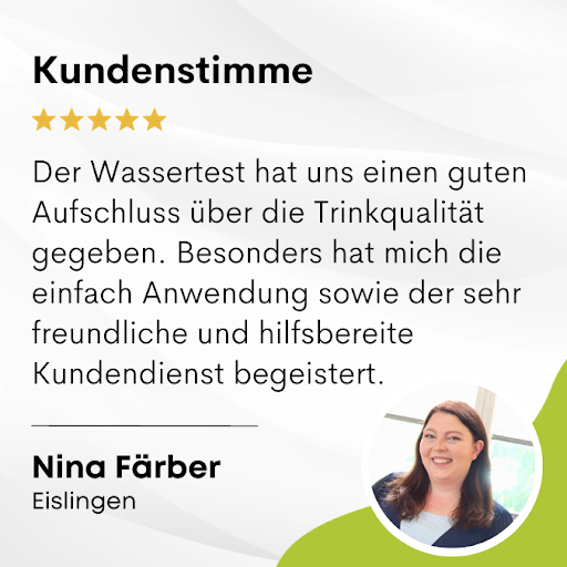 Eine Kachel mit dem Bild und einem Zitat einer Kundin mit Namen Nina Färber aus Eislingen: "Der Wassertest hat uns einen guten Aufschluss über die Trinkwasserqualität gegeben. Besonders hat mich die einfache Anwendung sowie der sehr freundliche und hilfsb