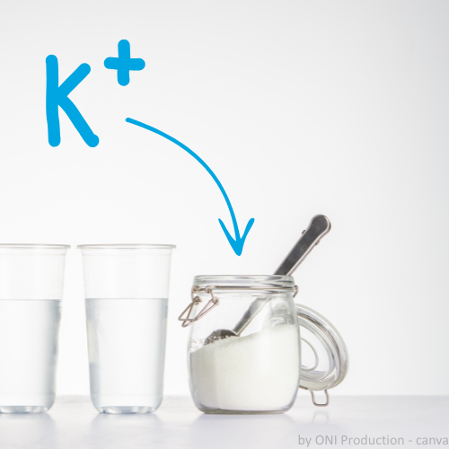 Zwei Wassergläser und ein Gefäß mit Kalium. Darüber die chemische Formel von Kalium.