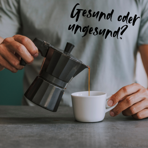 Ein Mann gießt sich eine Tassee Kaffee ein. Daneben steht "Gesund oder ungesund?"