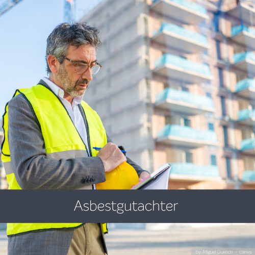 Ein Asbestgutachter füllt ein Protokoll aus.