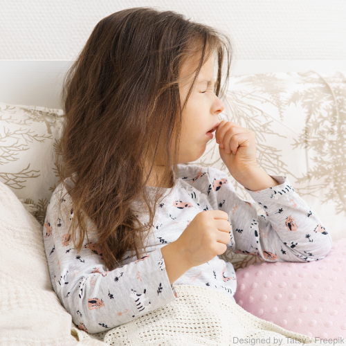Ein kleines Mädchen liegt in ihrem Bett und fühlt sich nicht wohl wegen Schimmel im Kinderzimmer
