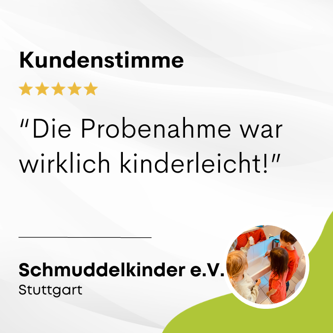 Eine Kachel mit einem Bild von drei Kindergartenkindern, die eine Wasserprobe mit ihren Erzieherinnen nehmen. Daneben ein Zitat des Kindergartens Schmuddelkinder e.V. aus Stuttgart: "Die Probenahme war wirklich kinderleicht!“