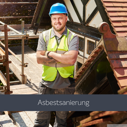 Ein lächelnder Handwerker auf einem Gerüst an einem Haus. Darunter steht "Asbestsanierung".