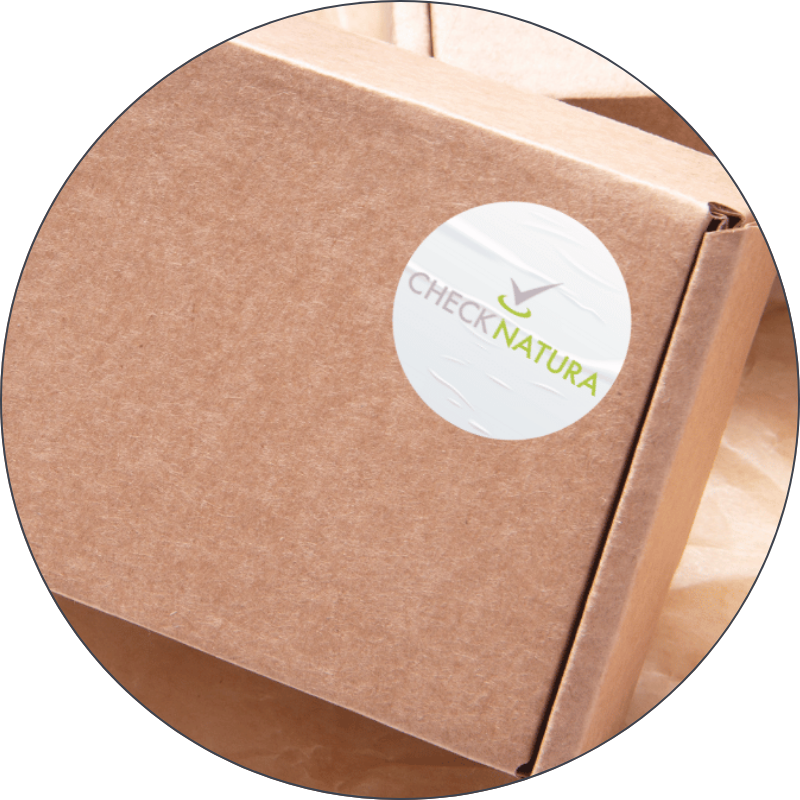 Preis Luftanalyse Ein Paket mit einem Aufkleber von Checknatura.