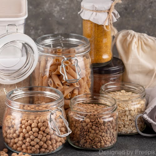 Kupferhaltige Lebensmittel Verschiedene kupferhaltige Lebensmittel stehen in großen Einmachgläsern auf einem grauen Untergrund.