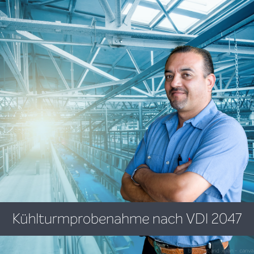 Kühlturmprobenehmer vor einem Industriegebäude.