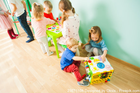Kinder spielen mit Spielsachen