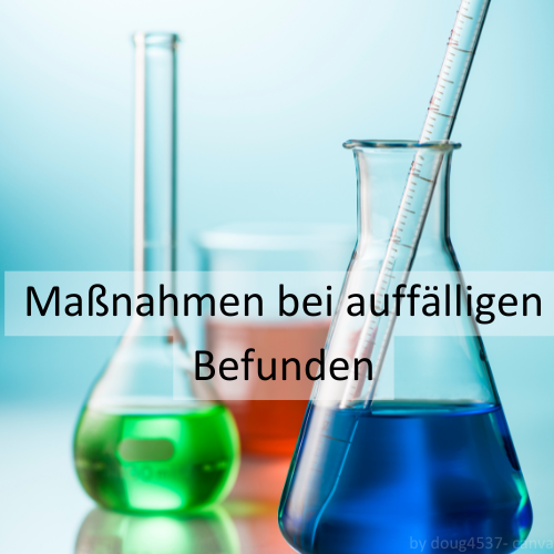 Probengefäße mit bunten Flüssigkeiten