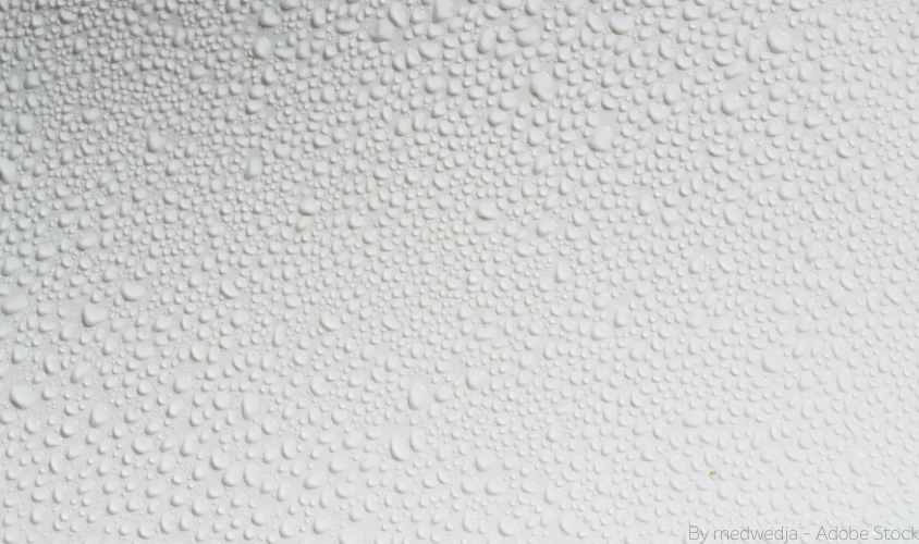 kondenswasser auf weißer wand Kondenswasser an einer weißen Wand.