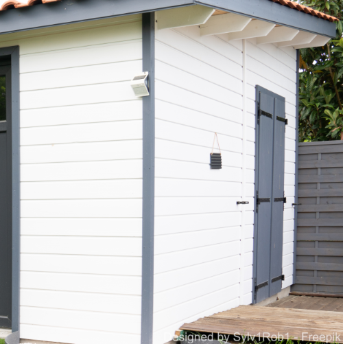 Ein alter Schuppen in einem Garten