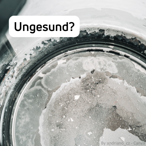 Ein Wasserkocher mit Verkalkung am Boden. Daneben steht "Ungesund?".