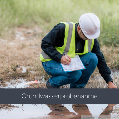Grundwasserprobenehmer nimmt eine Wasserprobe
