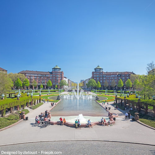 Schöner Park mit grünen Bäumen und Brunnen in Mannheim