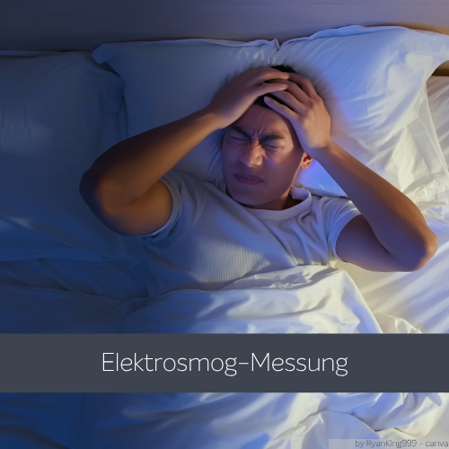 Eine Person liegt nachts in einem Bett, hält sich mit beiden Händen den Kopf und wirkt gestresst oder besorgt. Die Szene ist in dunklem, bläulichem Licht gehalten. Im Vordergrund steht ein Textbanner mit der Aufschrift „Elektrosmog-Messung“.