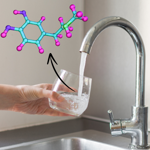 Illustration der chemischen Struktur eines Hormonmoleküls über einer Hand die ein Glas mit Leitungswasser füllt.