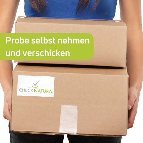 Eine Frau trägt ein Paket mit einem Checknatura-Aufkleber. Darüber steht "Probe selbst nehmen und verschicken".