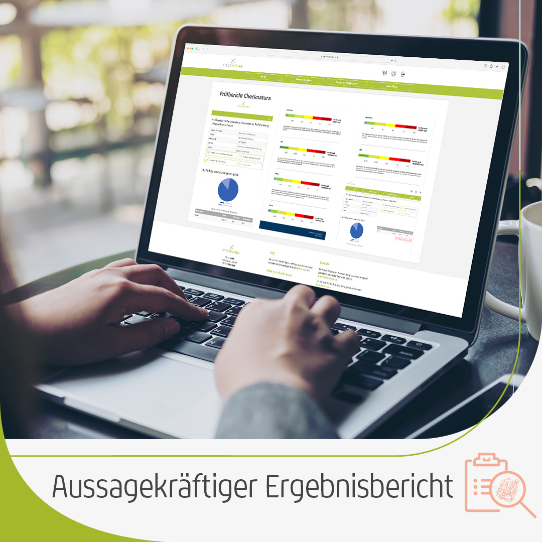 Laptop mit geöffnetem Ergebnisbericht einer Heuanalyse, der Laborwerte und Auswertungen übersichtlich darstellt.