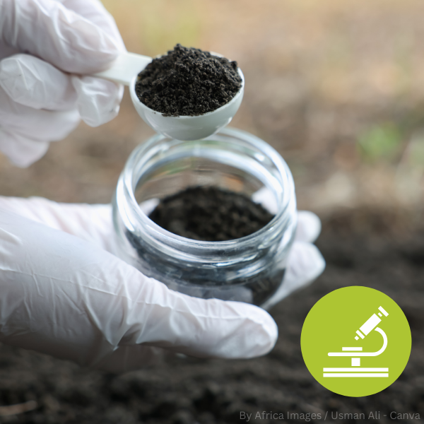 Hand mit weißem Handschuh hält einen Löffel mit dunklem Bodenmaterial über einem Glasgefäß mit gleichem Bodeninhalt, unten rechts grünes Symbol mit weißem Mikroskop.