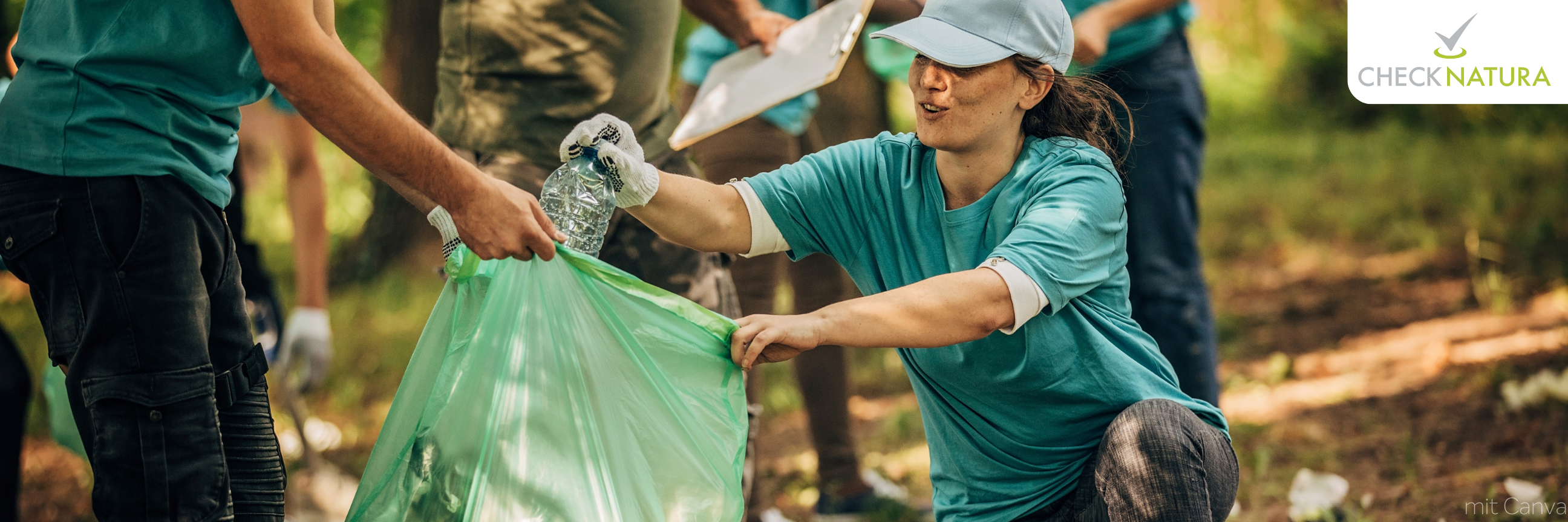 Eine freundliche Frau sammelt im Zuge eine größeren Müllsammelaktion Plastikmüll aus der Umwelt ein und steckt ihn in einen Müllsack, der von einem anderen Mann gehalten wird. Oben sieht man das Logo von Checknatura.