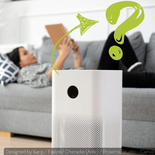 Ein Luftreiniger im Vordergrund. Im Hintergrund liegt eine Frau auf einem Sofa. Über dem Luftreiniger schwebt ein Fragezeichen.
