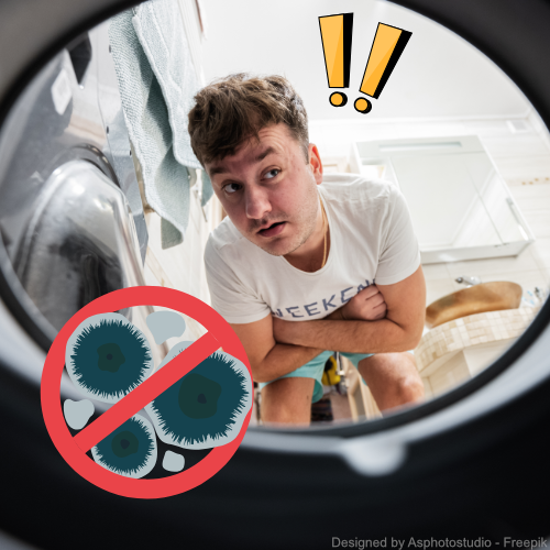 Ein Mann schaut skeptisch in eine Waschmaschine, mit der er Schimmel aus seiner Kleidung entfernen will.