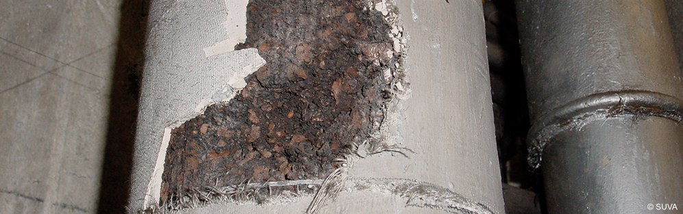 Eine asbesthaltige Isolation-Ummantlung eines Heizungsrohrs in einem Keller