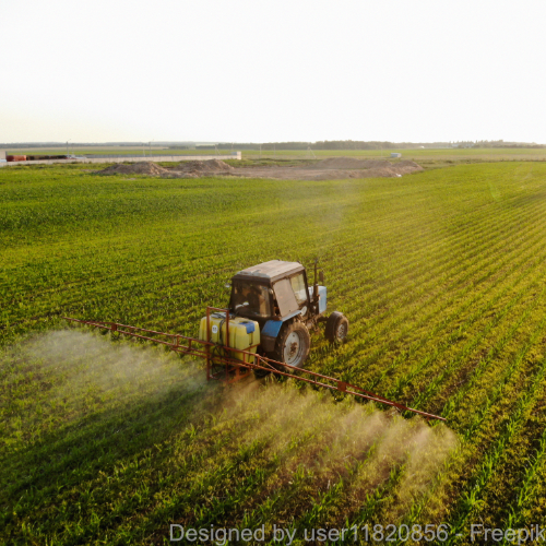 Ein Traktor verteilt Glyphosat auf einem Feld.