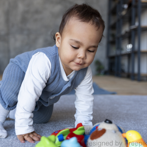 Ein Kind spielt auf einem Kinderteppich.