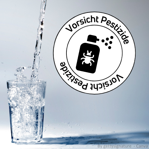 Ein Glas Wasser und daneben ein Warnsymbol für Pestizide im Trinkwasser
