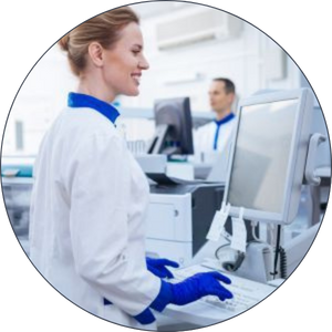 Analyse Labor Frau führt eine Analyse im Labor durch