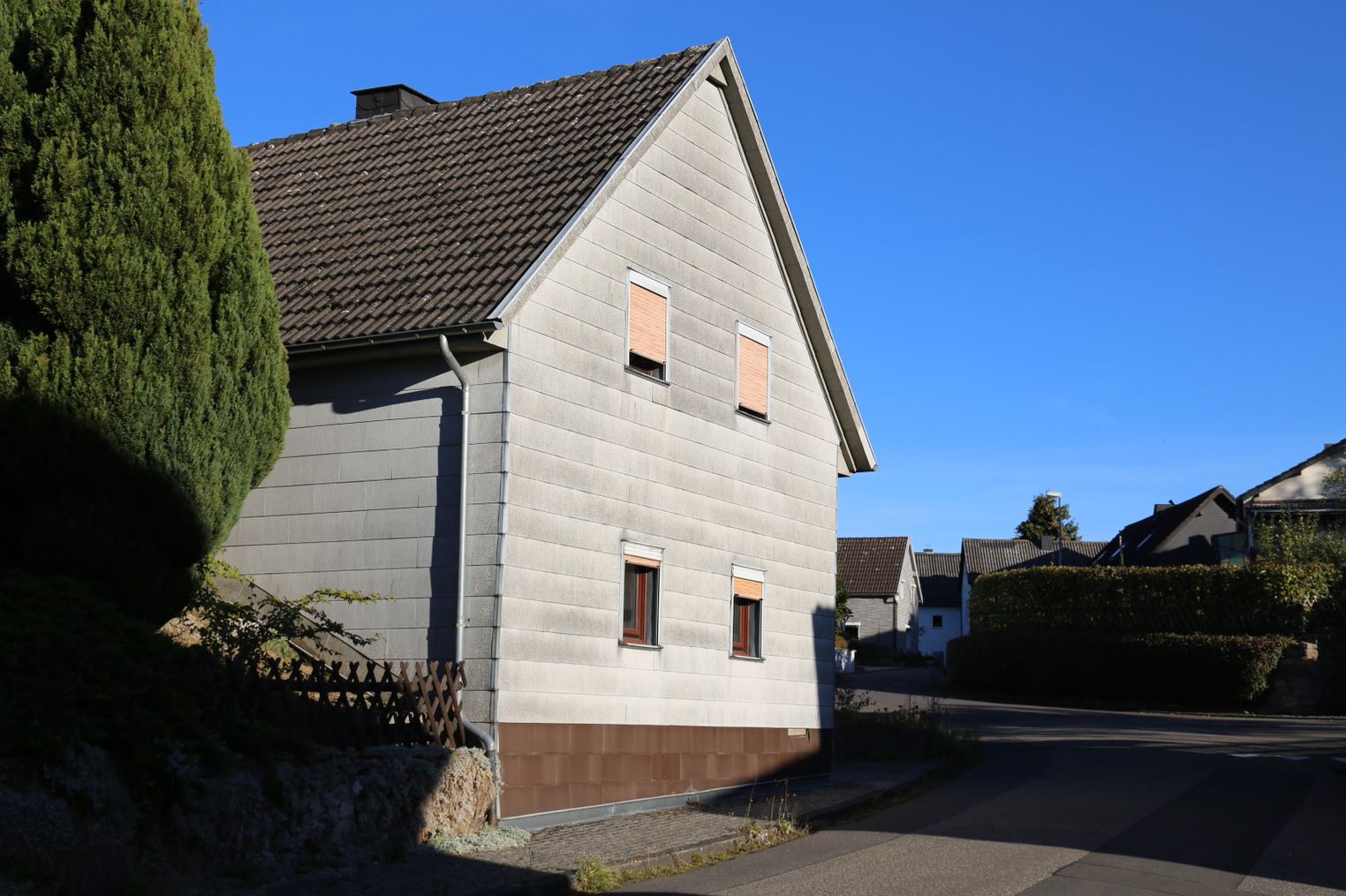 Ein Haus mit einer Fassade aus Asbestschindeln