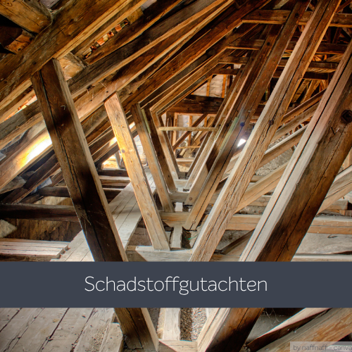 Ein alter Dachboden mit der Bildunterschrift "Schadstoffgutachten".