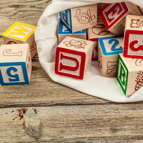 Holzwürfel mit Zahlen und Buchstaben in verschiedenen Farben