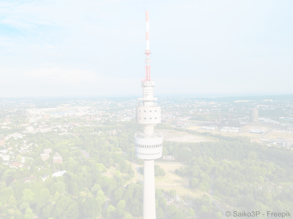 Panoramablick über die Stadt Dortmund mit Florianturm im Vordergrund