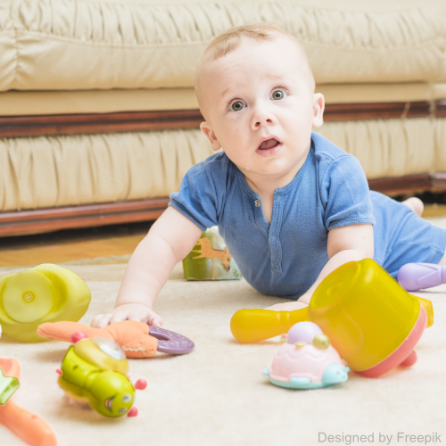 Ein Baby spielt mit schadstoffhaltigem Spielzeug auf dem Boden und schaut dabei entsetzt in die Kamera