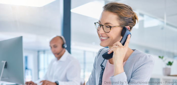 Eine freundliche Frau telefoniert mit einem Kunden