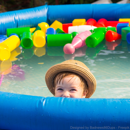 Ein glückliches Kind schaut über den Rand eines Planschbeckens hinaus