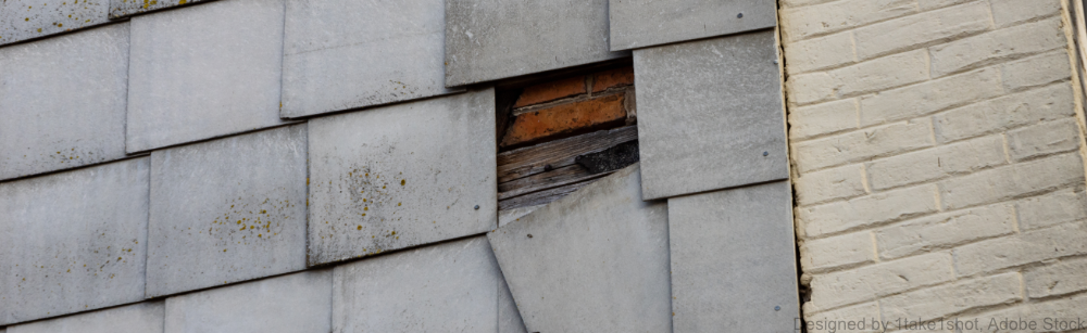 Eine Hausfront mit grauen, asbesthaltigen Zementplatten