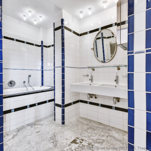 Ein Badezimmer mit weißen Kacheln