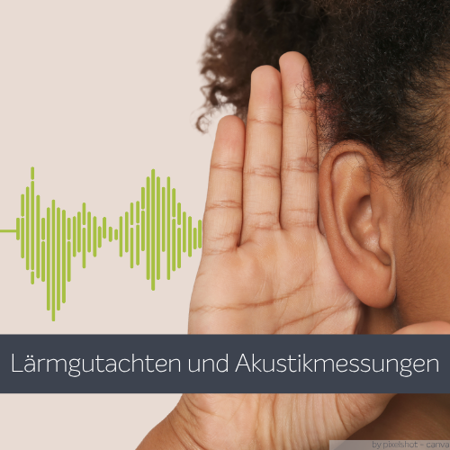 Kind hält eine Hand ans Ohr, lauscht aufmerksam, daneben eine grüne Schallwelle – Text: Lärmgutachten und Akustikmessungen