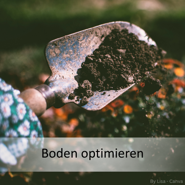 Gartenschaufel mit dunkler Erde, gehalten von Hand in grün gemustertem Handschuh, unscharfer Gartenhintergrund, Text 'Boden optimieren'.