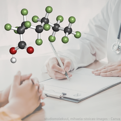 Ärztin im Gespräch mit einer Patientin, im Vordergrund eine stilisierte Molekülstruktur als Symbol für chemische Substanzen oder PFAS.