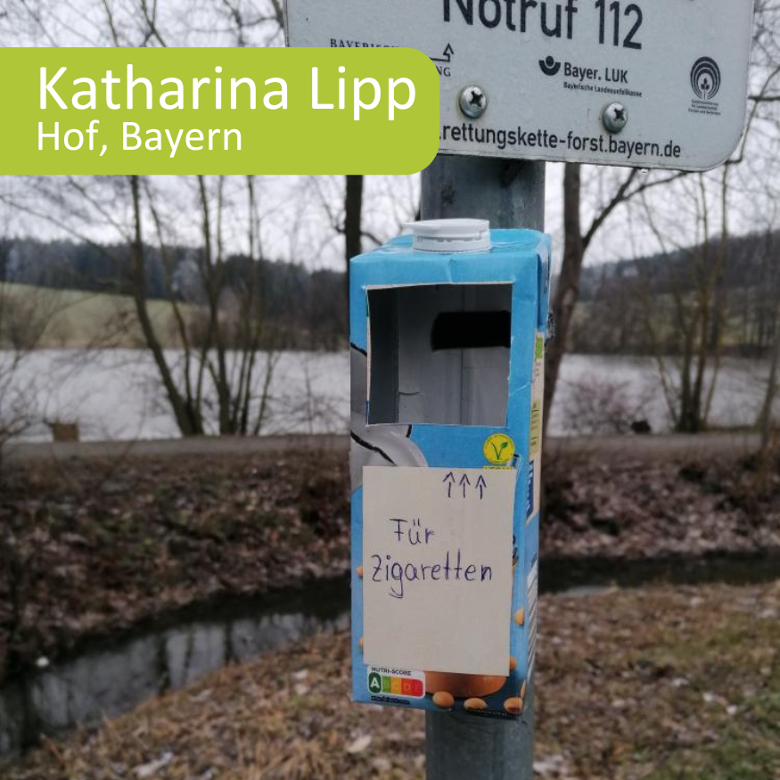 Unsere Umweltheldin Katherina Lipp aus Hof in Bayern hatte die tolle Idee, Tetra-Paks in Zigaretten-Mülleimer umzubauen, die sie an Laternen und Schilder bindet. 